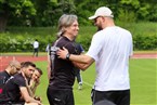 FCE-Coach Jan Gernlein begrüßt den Gästetrainer Christoph Jank (li.). 
