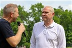 In der Halbzeitpause wurde Christoph Starke (re.), einst selbst in der Regionalliga Trainer beim FCE, von Jörg Wagner interviewt. Er war sich sicher, "unsere Jungs gewinnen diese Partie noch klar." Er sollte Recht behalten. 