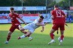 Ansbachs U19-Youngster Tanyel Deliboyraz (in weiß) wird von Memmingens Lukas Bettrich gelegt.