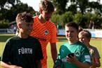 Nach dem Spiel gab Greuther Fürth geduldig Autogramme.