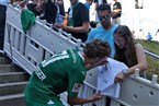 Nach dem Spiel gab Greuther Fürth geduldig Autogramme.