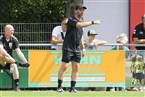 Großbardorfs neuer Trainer Mario Schindler mit taktischen Anweisungen von der Seitenlinie. 