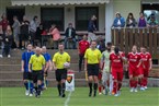 Schiri Patrick Höfer und die Assistenten Mika Zellner und Katharina Baedeker pfeifen die Partie gleich an.