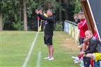 Auf der Gegenseite zeigt Oesdorf Trainer Florim Nreci, wie die passenden Abstände in der Defensive auszusehen haben.