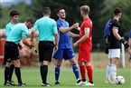 Shake-Hands zum ersten Landesligaspiel des ASV Weisendorf mit Kapitän Tim Schmidt.