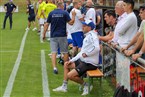 Nahm mit blau-weißer FCO Basecap Platz auf der Bank: Trainer Andreas Baumer.
