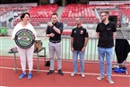 Die Auszeichnung der fairsten acht Fußballteams nahm Beate Treffkorn, Leiterin der Unternehmenskommunikation der Sparkasse Nürnberg (l.), gemeinsam mit Michael Wiesinger (2.v.r.) im Innenraum des Max-Morlock-Stadion vor.