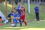 Julian Ott (li.) schirmte den Ball geschickt vor Patrick Fuchs (re.) ab.