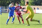 Niklas Hackenberg (li.) störte Laurin Thein (mi.) geschickt, damit Jonas Lang (re.) den Ball aufnehmen konnte. 