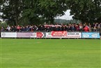 Rund 100 Regensburger Fans machten kräftig Stimmung auf dem Unterpleichfelder Sportgelände.