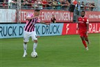 Markus Thomann vom TSV Aubstadt am Ball, Gegenspieler Fabrice Montcheu kommt bereits angerannt. 