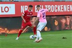Duell der Kreativen: Ivan Franjic von den Würzburger Kickers am Ball gegen Markus Thomann vom TSV Aubstadt. 