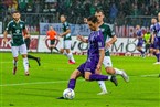 Bambergs Marco Schmitt passt in die Spitze, Schweinfurts Fabio
Bozesan kann nicht eingreifen 