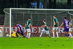  Schweinfurts Keeper Lukas Wenzel verhindert gegen Bambergs
Patrick Görtler den Rückstand 
