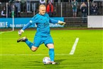 Bambergs Keeper Fabian Dellermann schlägt den Ball weit nach vorne 