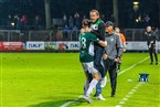 Schweinfurts Torschütze Luca Trslic hebt Coach Marc Reitmaier
in die Luft 