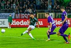 Schweinfurts Severo Sturm mit dem 2:0, Bambergs Tobias Linz und
Kapitän Felix Popp kommen zu spät 