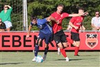 Kevin Neubauer (re.) im umkämpften Duell um den Ball mit TSV-Mittelfeldakteur Mario Ketterl. 