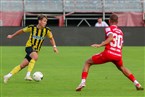 Jonas Kehl von der SpVgg Bayreuth am Ball, Kickers-Stürmer Benyas Junge-Abiol versucht ihn zu stellen.