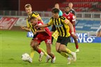 Kickers-Außenstürmer Benyas Junge-Abiol wird von zwei Bayreuthern im Zweikampf in die Zange genommen. 