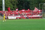 Die mitgereisten Würzburger Fans schwenkten ob der Führung ihrer Elf zur Pause die rot-weißen Fahnen. 