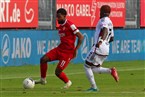 Kickers-Rechtsverteidiger Fabrice Montcheu (links) im Duell mit Regionalliga Bayern-Toptorjäger Pedro Narciso Muteba vom 1.FC Nürnberg II. 