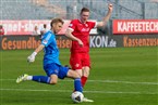 FWK-Stürmer Tim Sausen läuft FCN-Keeper Jan Reichert mit Schmackes an. 