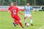 FCO Kapitän Oliver Umbeer spielt hier den Ball vor Maximilian Schramm (li.) und Timo Sischka (#12).