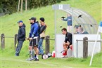 Hüttenbachs Spielertrainer stand nach einer Knöchel OP mit Krücken an der Seitenlinie. Der Mittelfeldspieler fehlt seiner Mannschaft wohl noch bis zur Winterpause.