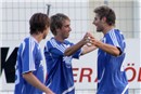 Torschütze Markus Theil (Mitte rechts) bedankt sich artig bei seinem Flankengeber Dominik Distler (Mitte links).