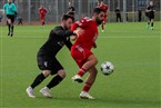 Tayfun Özdemir behauptet den Ball gegen Lucas Schmitt.

