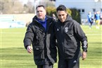 Die Begrüßung zwischen FCE Trainer Markus Bächer (li.) und Karim Farhan (re.) viel recht herzlich aus. 