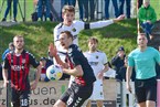 Marco Nickel (TSV Aubstadt) wird im Luftkampf von Vilzings Christian Kufner angegangen.