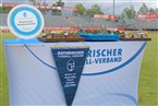 Der Bayerische Fußballverband überreichte dem neuen Regionalliga-Meister FC Würzburger Kickers Meisterteller, Wimpel und Medaillen. 