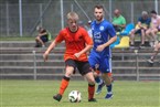 Trogens Adrian Ortmann lässt den Ball im Mittelfeld klatschen.