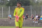Heim-Torwart Kai Dillinger möchte von der Bank wissen, wie lange es noch bis zum Abpfiff dauert.