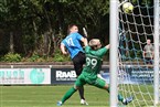 ...und trifft mit dem Außenrist ins Tor. Keeper Hoffmann ist ohne Chance.