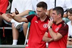 David Kühl (links) beratschlagt mit Cheftrainer Lukas Gerstle.