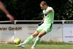Christoph Bauer nagelt den Ball nach vorn.