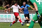 Im letzten Moment klärt Fabian Müller gegen Michael Thomann (rechts).