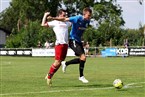 Dann will Kevin Rockwell einen Elfmeter gegen Marc Suffa-Petri (hinten).