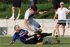 Ball, Mann und Rasen: Sebastian Lindner grätscht sauber den Ball von Fabian Männleins Füßen weg.