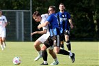 Mit allen Mitteln bearbeitet Mathias Rupp seinen Gegenspieler David Dujmovic.