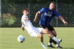 Mathias Rupp klärt den Ball gegen den fallenden David Dujmovic.