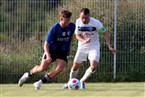 Anton Gnerlich beobachtet den Ball, den Simon Kreisel hat.
