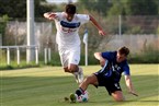 Danach holt sich Kreisel mit dem langen Bein den Ball gegen Milovski.