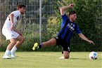Kein Elfmeter: David Dujmovic (links) gegen Simon Kreisel.