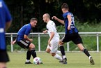 Alex Piller zieht an Mathias Rupp vorbei.
