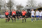 Schiedsrichter Elia Schneider (mi.) führte die beiden Teams zum Nachholtermin am zweiten Adventwochenende auf den Kunstrasen der Grünen Au.