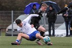 Viele verbissene Zweikämpfe bekamen die Zuschauer am Kunstrasenplatz im Kellerduell der Landesliga zu sehen. 